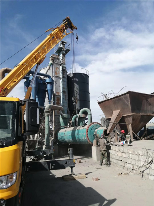 沙坡头区设备搬运等各类工程项目中，吊车起着关键作用